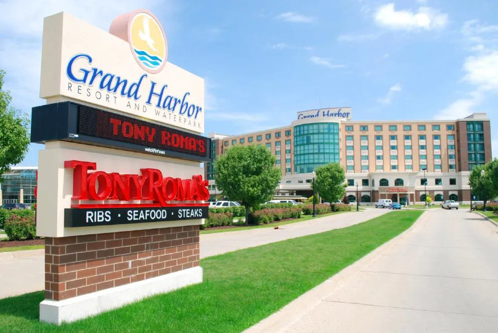 Grand Harbor Resort and Waterpark hotel hero