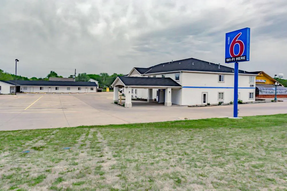 Motel 6 Augusta, KS hotel hero