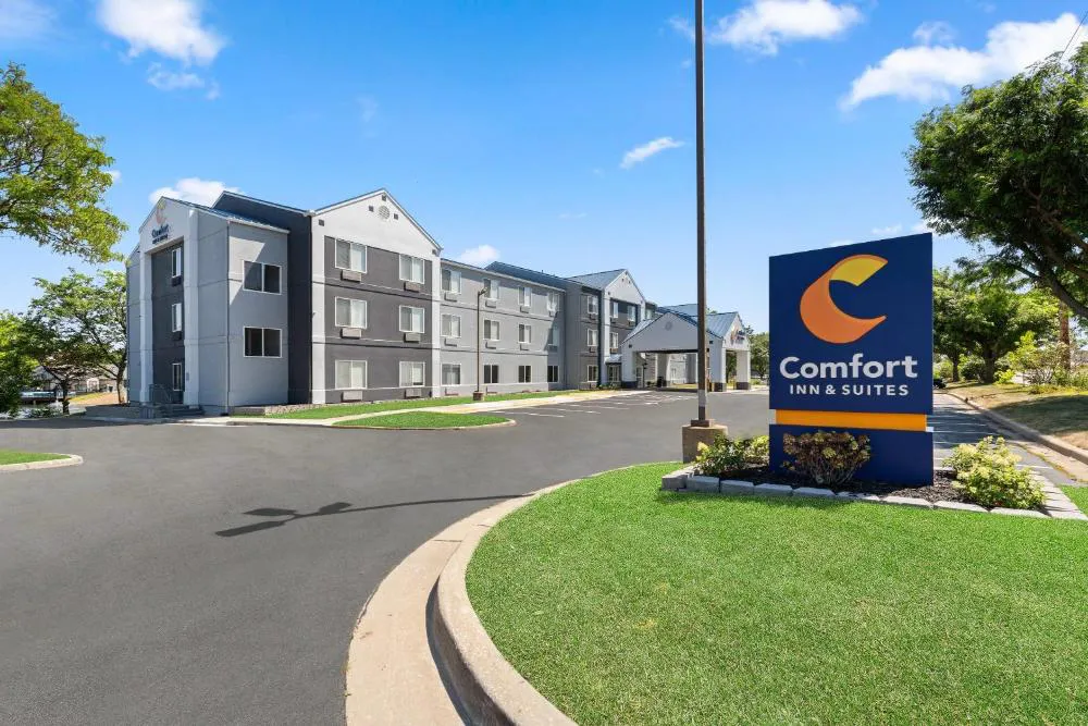 Comfort Inn & Suites Olathe - Kansas City hotel hero