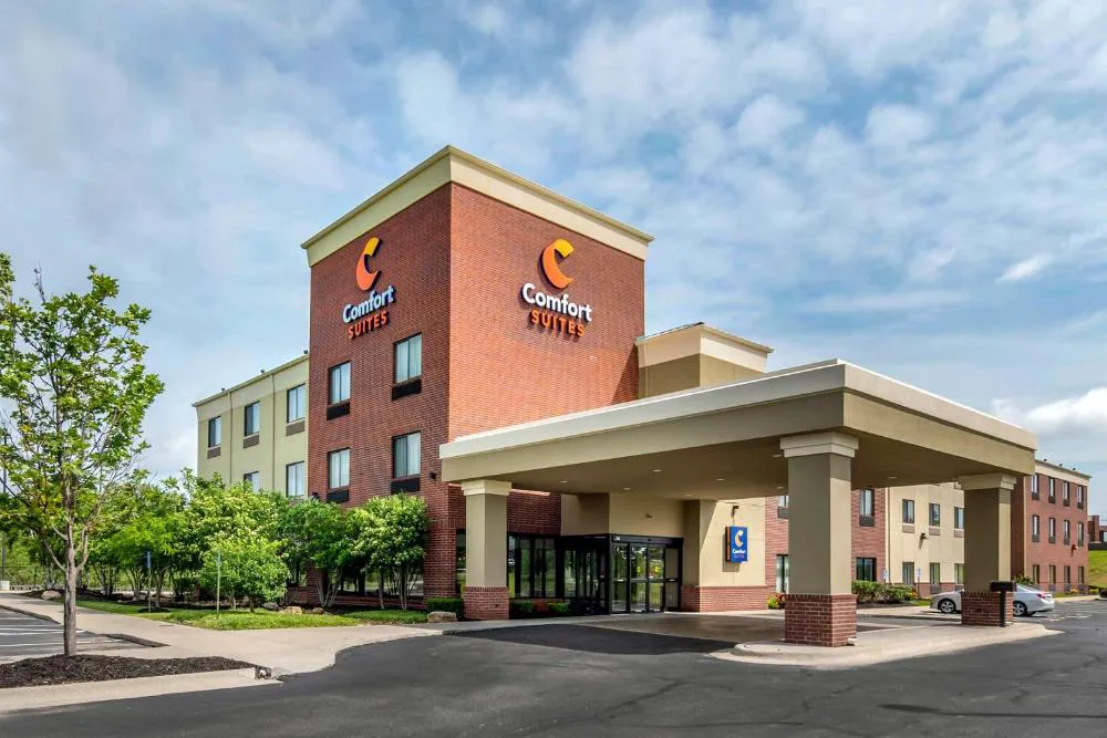 Comfort Suites Speedway - Kansas City hotel hero