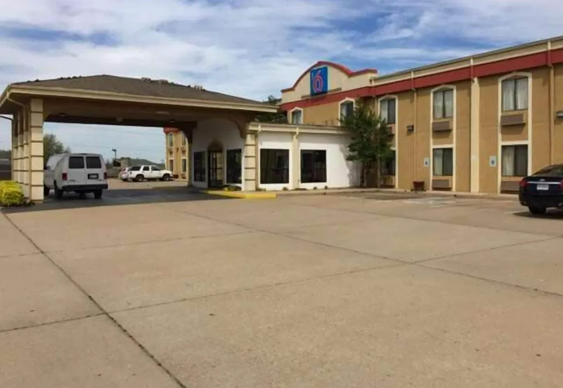 Studio 6 Claremore, OK hotel hero