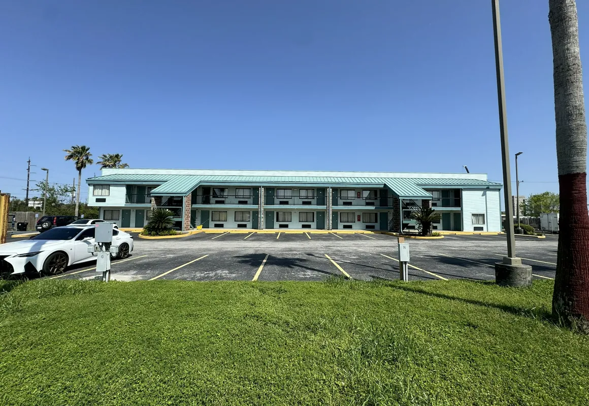 Nola Inn & Suites hotel hero