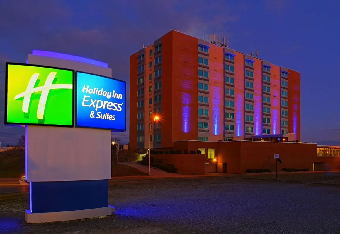 Holiday Inn Express & Suites Pittsburgh West - Greentree by IHG hotel hero