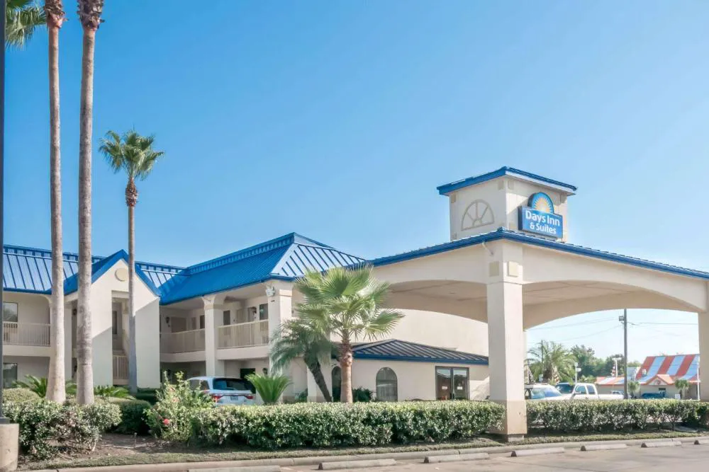 Days Inn & Suites by Wyndham Winnie hotel hero