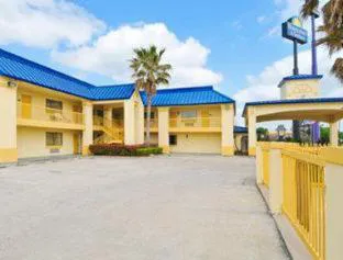 Days Inn & Suites by Wyndham Winnie hotel detail image 3