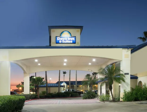 Days Inn & Suites by Wyndham Winnie hotel detail image 1