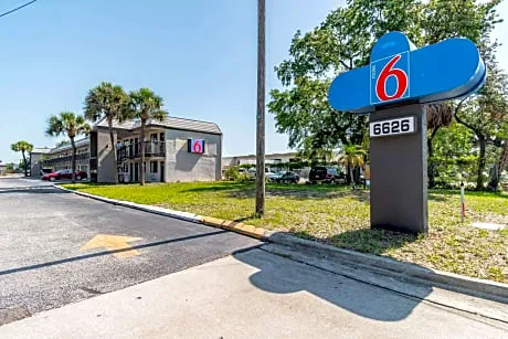 Motel 6 Tampa, FL hotel hero