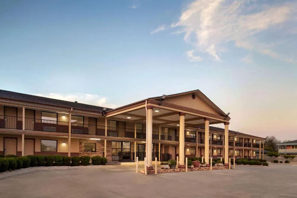 Days Inn by Wyndham Paris hotel hero