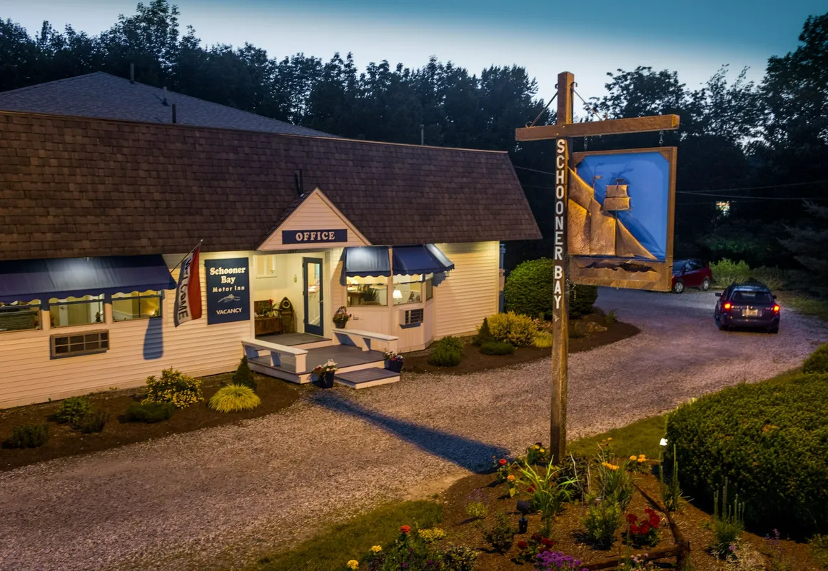 Schooner Bay Motor Inn hotel hero