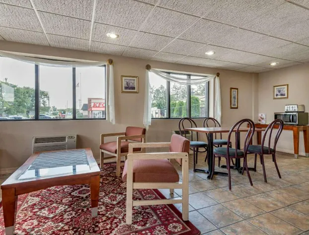 Econo Lodge Dewitt I-90 hotel detail image 3