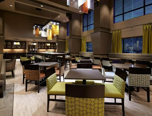 Hampton Inn & Suites by Hilton Montreal-Dorval hotel detail image 2