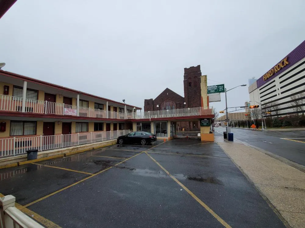 Atlantic Motor Inn hotel hero