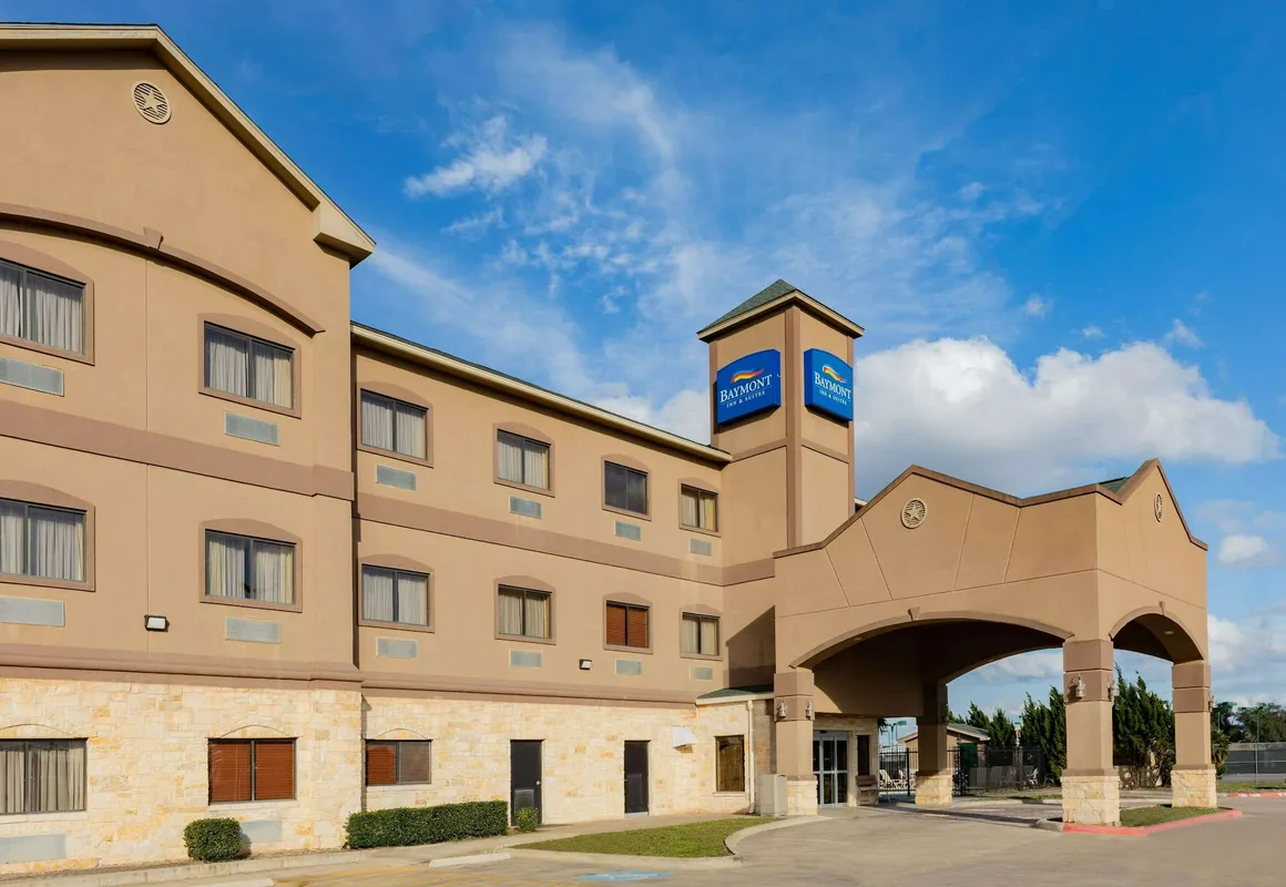 Baymont by Wyndham Cuero hotel hero