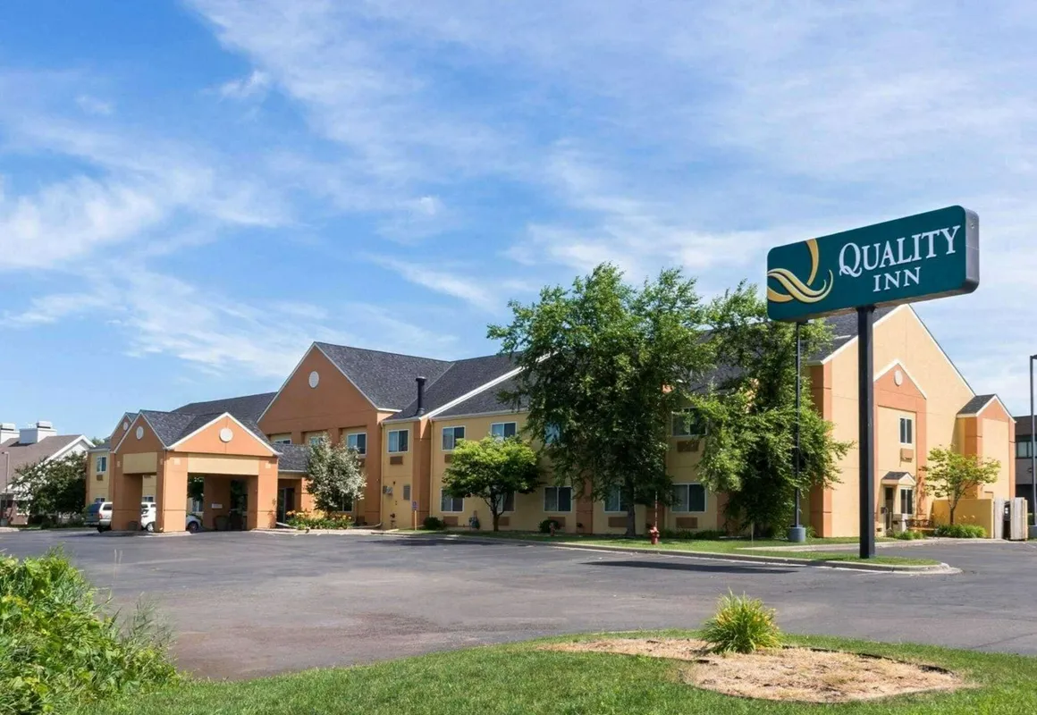 Quality Inn Lakeville North hotel hero