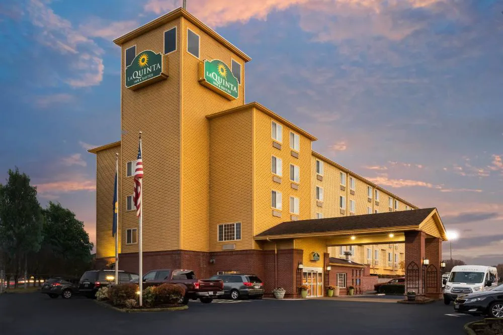 La Quinta Inn & Suites by Wyndham Portland Airport hotel hero