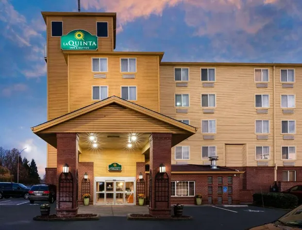 La Quinta Inn & Suites by Wyndham Portland Airport hotel detail image 1