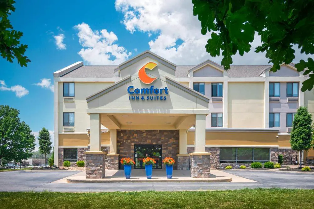 Comfort Inn & Suites Kansas City - Northeast hotel hero