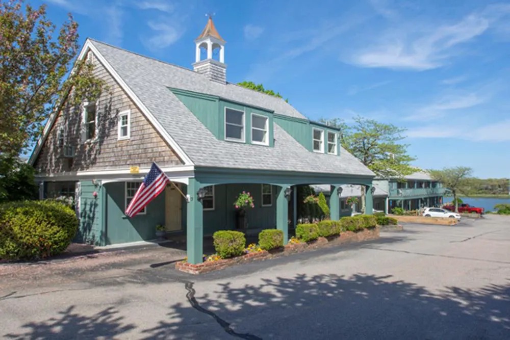 The Cove Motel hotel hero