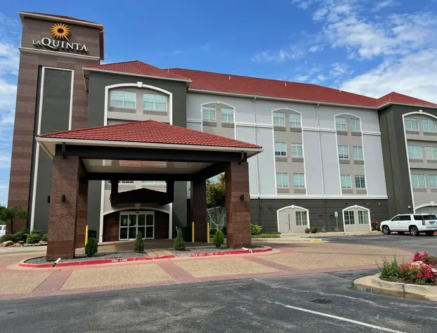 La Quinta Inn & Suites by Wyndham Oklahoma City - Moore hotel detail image 3