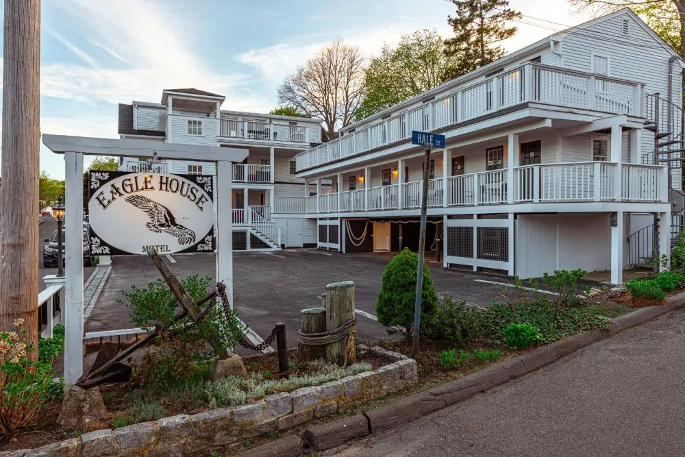 Eagle House Motel hotel hero