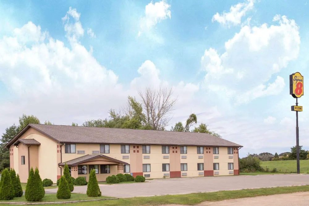 Super 8 by Wyndham Austin MN hotel hero
