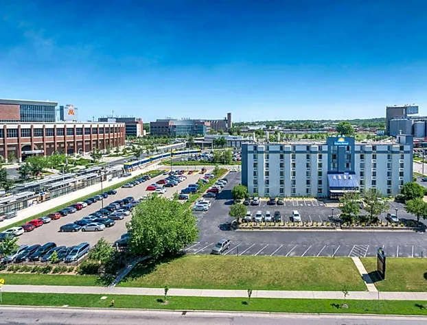 Days Hotel by Wyndham University Ave SE hotel detail image 1