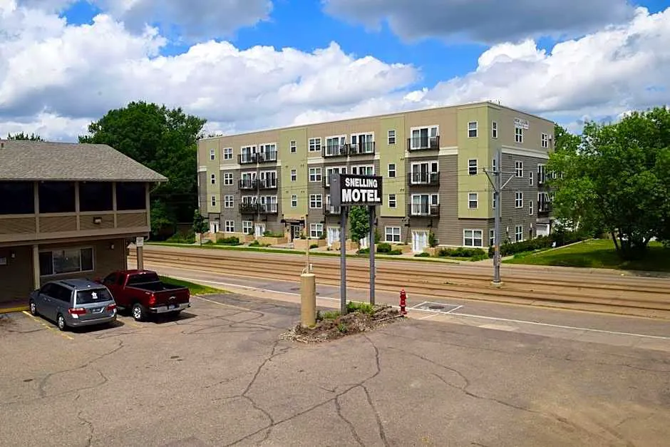 Snelling Motel hotel hero