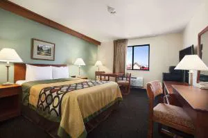 Super 8 by Wyndham Columbus hotel detail image 2