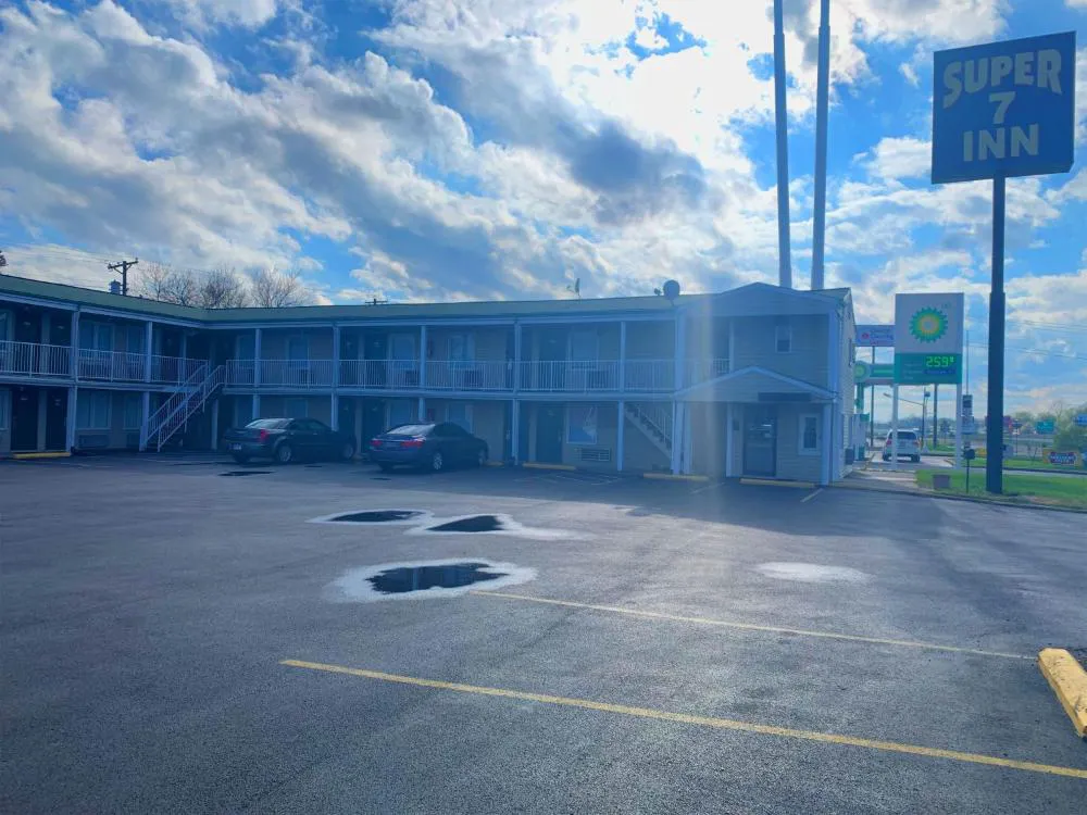 Super 7 Inn hotel hero