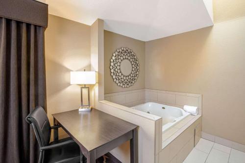 La Quinta Inn & Suites by Wyndham LV Tropicana Stadium hotel detail image 4