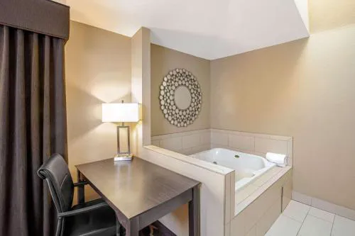 La Quinta Inn & Suites by Wyndham LV Tropicana Stadium hotel detail image 4