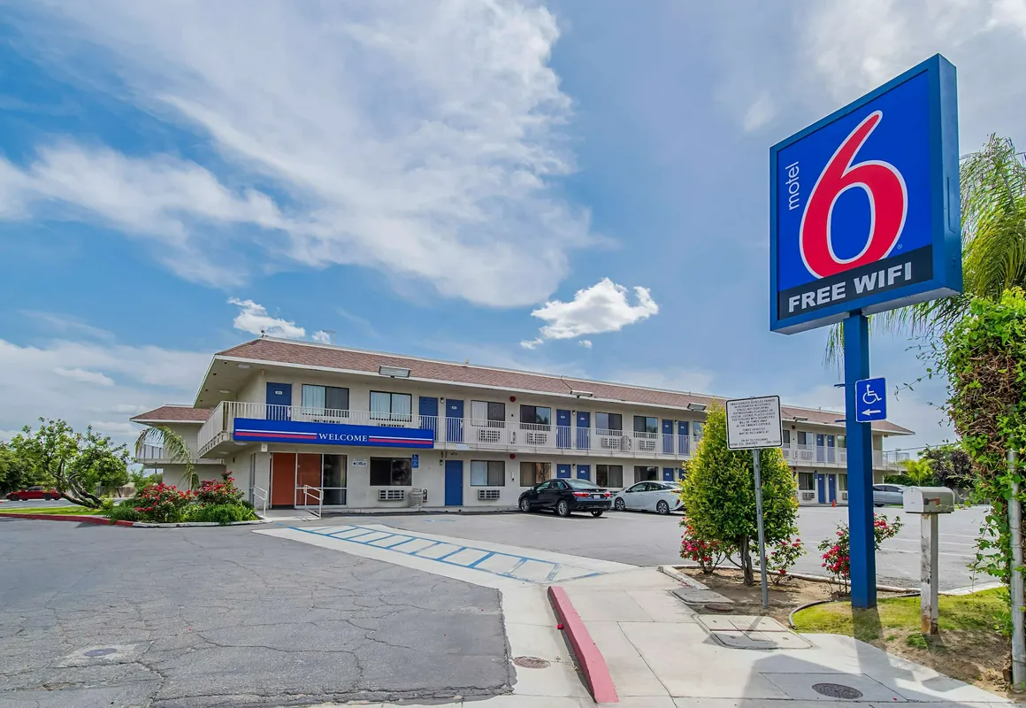 Motel 6 Bakersfield, CA - Airport hotel hero