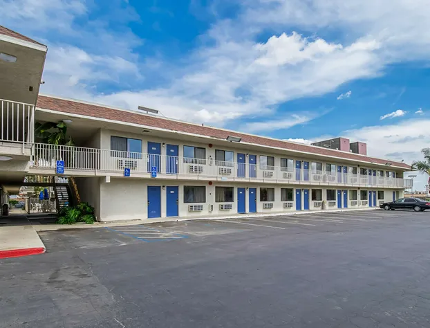 Motel 6 Bakersfield, CA - Airport hotel detail image 1
