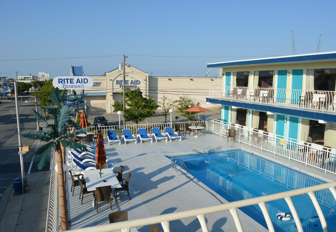 Royal Court Motel hotel hero