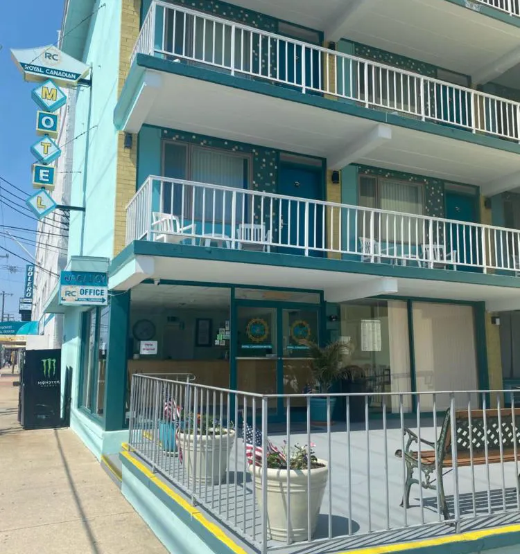 Royal Canadian Motel hotel hero