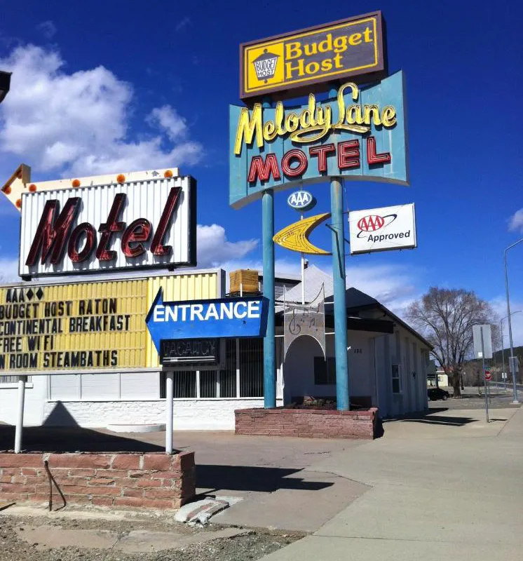 Budget Host Raton hotel hero