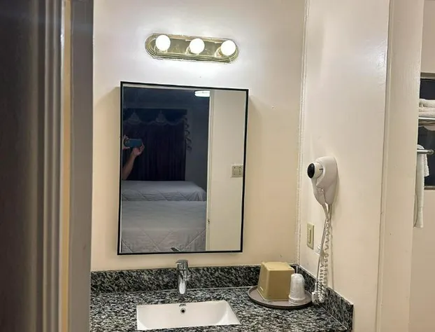 Deluxe Inn Of Roswell hotel detail image 4