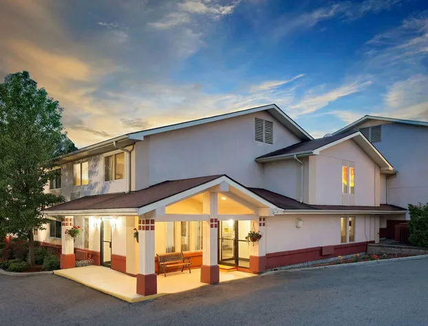 Super 8 by Wyndham Newburgh/West Point Near Stewart Airport hotel detail image 1