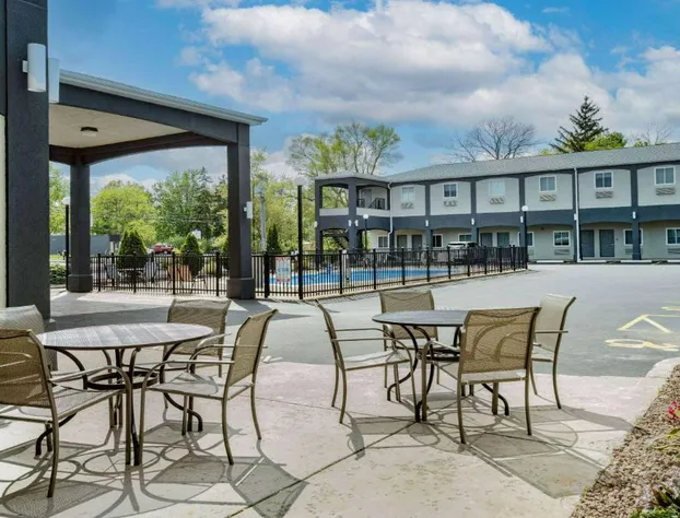 Days Inn & Suites by Wyndham Niagara Falls/Buffalo hotel detail image 2