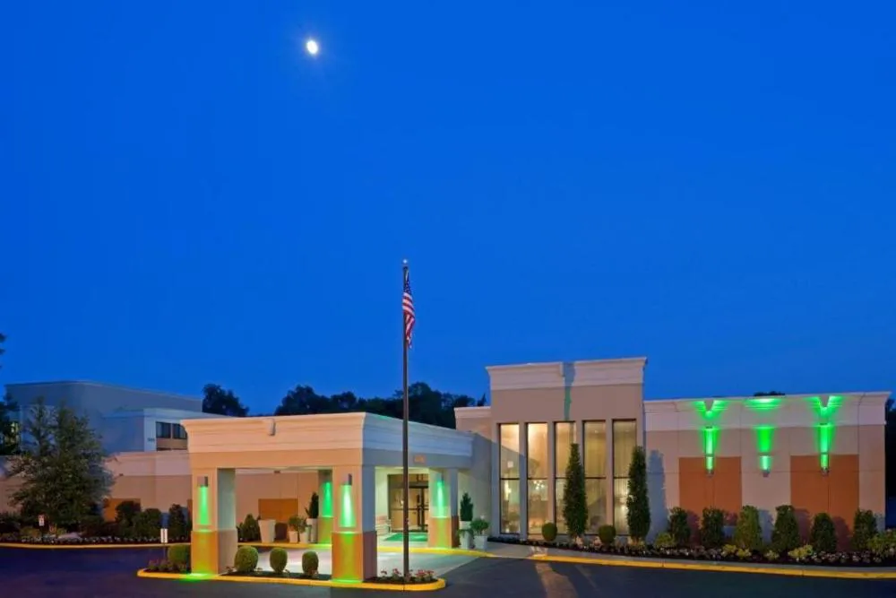 Armoni Inn & Suites hotel hero