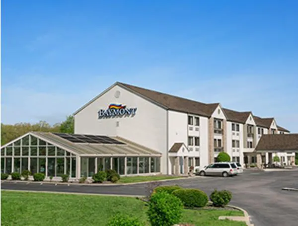 Baymont by Wyndham Sullivan hotel hero