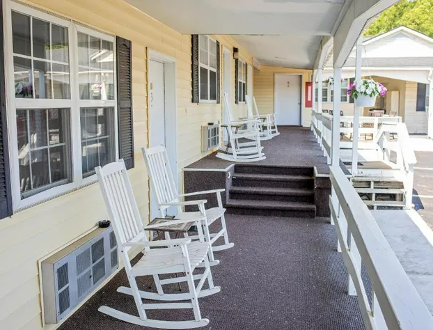 Longhouse Lodge Motel hotel detail image 2