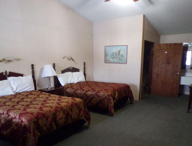 Longhouse Lodge Motel hotel detail image 3