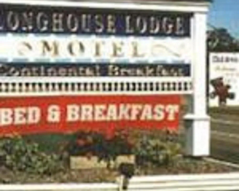Longhouse Lodge Motel hotel hero