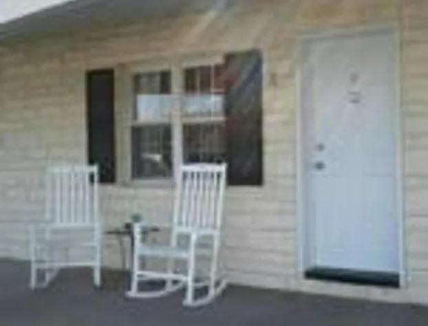 Longhouse Lodge Motel hotel detail image 1