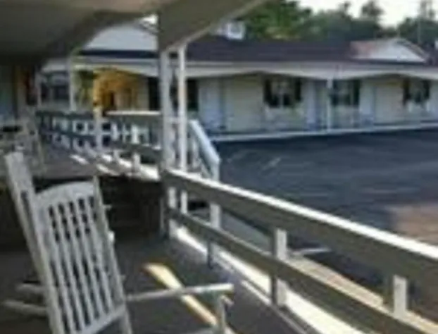 Longhouse Lodge Motel hotel detail image 3