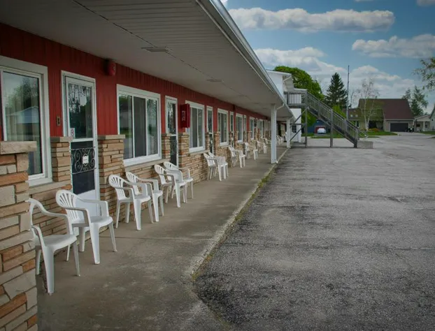 Maple Leaf Inn & Suites hotel detail image 1