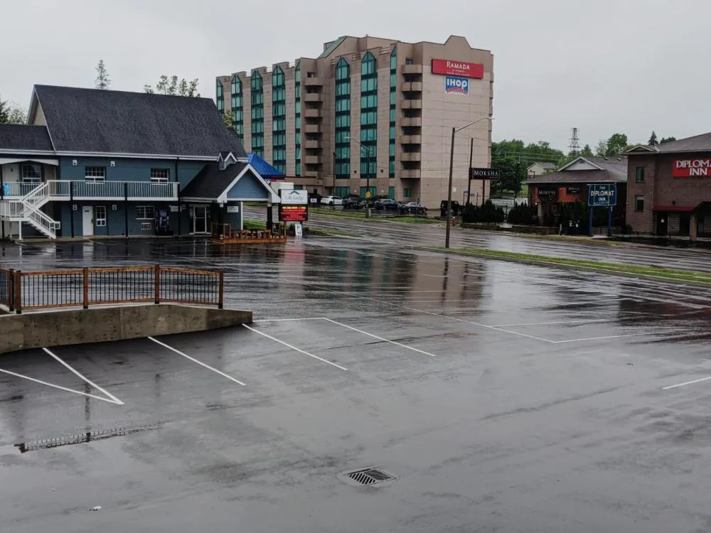 Falls Lodge and Suites hotel hero