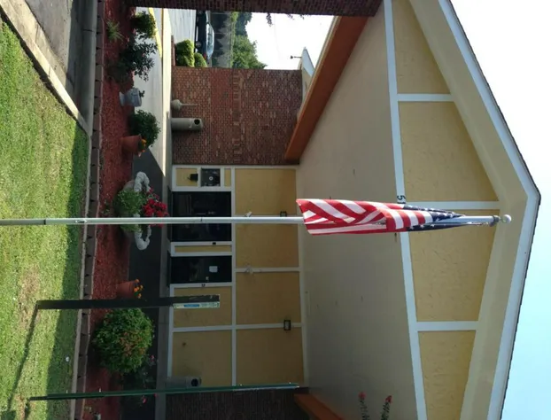 Super 8 by Wyndham Charlotte University hotel detail image 3