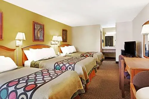 Super 8 by Wyndham Charlotte Downtown Area hotel detail image 4